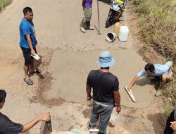 Peduli Warga, Eddy Arif Anggota DPRD Bangka Barat Turun Langsung Perbaiki Jalan Berlubang di Mentok