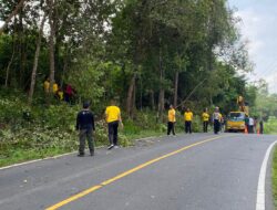 Polisi dan Warga Bersihkan Pohon di Jalan Raya Mentok-Pangkalpinang