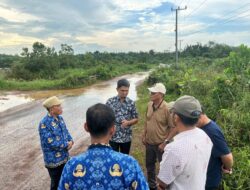Respons Cepat Pemkab Bangka Barat, Wakil Bupati Tinjau Jalan Rusak di Desa Tumbak Petar