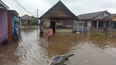 Banjir Rob Rendam Permukiman Pesisir Mentok, Warga Diminta Waspada