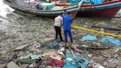 Geger! Sebuah Granat Ditemukan Warga di Pantai Limbung Mentok, Tim Gegana Turun Tangan