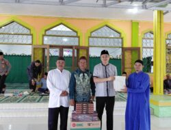 Safari Ramadhan di Pelangas, Bupati Bangka Barat Salurkan Bantuan untuk Masjid dan Warga