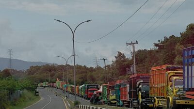 Truk Sumbu Tiga Mulai Dibatasi di H-7 Lebaran, Antrean Kendaraan Padati Pelabuhan Tanjung Kalian